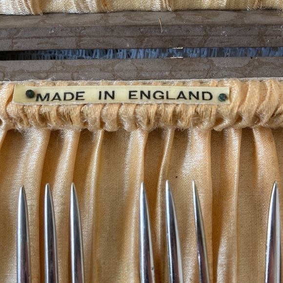 Vintage Sliver plates Dessert Forks. Set of 6 in a Case Made in England - Picture 8 of 12